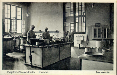 6064 PBKR2869 Rhijnvis Feithlaan, Sophia Ziekenhuis, 1925. Interieur keuken. Kooksters aan het werk met pannen en ...