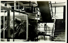 6067 PBKR2872 Rhijnvis Feithlaan, Sophia Ziekenhuis, 1946-1947. Interieur trappenhuis (voltooid 1935) met doorkijk naar ...