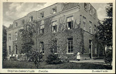 6070 PBKR2875 Rhijnvis Feithlaan, Sophia Ziekenhuis, 1925. Gezicht vanuit de tuin op het met klimop begroeide oudste ...