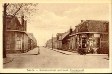 6077 PBKR2882 De kruising van de Riouwstraat (van links naar rechts) met de Sumatrastraat, ca. 1935. Rechts de ...