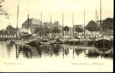 6091 PBKR2896 Rodetorenplein met binnenvaartschepen, gezien vanaf de stadsgracht. Links van het Hopmanshuis stond sinds ...