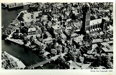 6098 PBKR0026 Luchtfoto uit juni 1947 van de binnenstad, linksonder Pannekoekendijk en Beestenmarkt, Kamperpoortenbrug, ...