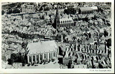 6099 PBKR0027 Luchtfoto uit juni 1947 van de binnenstad vanuit het zuiden, linksonder de Grote Kerk, middenboven de ...