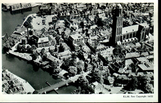 6101 PBKR0029 Luchtfoto uit 1947 van de Zwolse binnenstad, onder: Kamperpoortenbrug, Jufferenwal met een steenhouwerij, ...