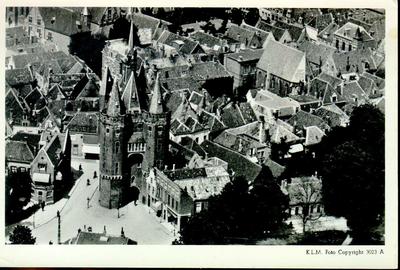 6106 PBKR0034 Luchtfoto uit juli 1947 van de Zwollse binnenstad, vanuit het zuidoosten: midden Van Nahuysplein 20-22 ...