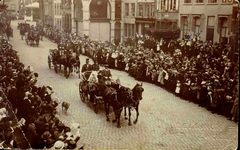 6111 PBKR0039 Koninklijk bezoek aan Zwolle, 28 mei 1921. Koningin Wilhelmina en Prinses Juliana in een rijtuig op de ...