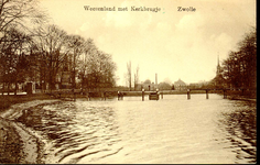 6173 PBKR1176 Groot Wezenland, Stadsgracht met het Kerkbrugje en links brugwachtershuisje, ca. 1930. Links het ...