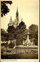 6241 PBKR2322 Het Van Nahuysplein met de fontein uit 1892, geschonken aan burgemeester Jhr. W.C.Th. van Nahuys in ...