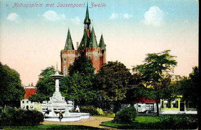 6253 PBKR2334 Ingekleurde prentbriefkaart van het Van Nahuysplein, met de fontein uit 1892. Op de achtergrond de ...