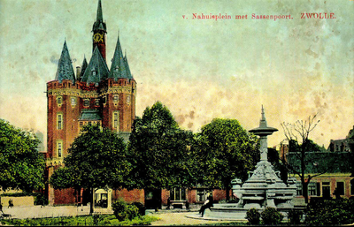 6254 PBKR2335 Ingekleurde prentbriefkaart van het Van Nahuysplein met de fontein uit 1892, geschonken aan burgemeester ...