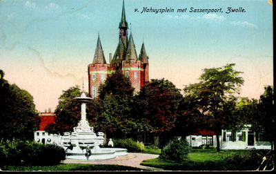 6257 PBKR2338 Ingekleurde prentbriefkaart van het Van Nahuysplein met de fontein uit 1892, geschonken aan burgemeester ...