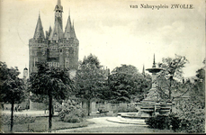 6259 PBKR2340 Het Van Nahuysplein met de fontein uit 1892, geschonken aan burgemeester Jhr. W.C.Th. van Nahuys in ...
