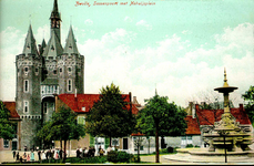 6267 PBKR2348 Ingekleurde prentbriefkaart van de Sassenpoort, enkele woningen aan en de fontein op het Van Nahuysplein. ...
