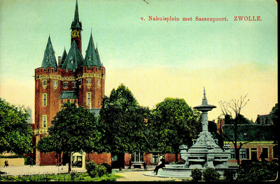 6269 PBKR2350 Ingekleurde prentbriefkaart van het Van Nahuysplein met de fontein uit 1892, geschonken aan burgemeester ...