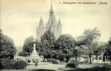 6272 PBKR2353 Het Van Nahuysplein, met de fontein uit 1892. Op de achtergrond de Sassenpoort. Het hoekpand rechts is ...