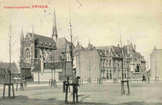 6340 PBKR0088 Assendorperplein (voltooid 1907) met jonge boomaanplant. Links op de achtergrond de Dominicanenkerk ...