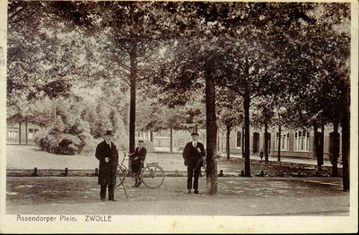 6341 PBKR0089 Assendorperplein (voltooid 1907). Op de voorgrond twee mannen en jongen met fiets., 1907-00-00