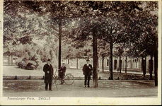 6341 PBKR0089 Assendorperplein (voltooid 1907). Op de voorgrond twee mannen en jongen met fiets., 1907-00-00