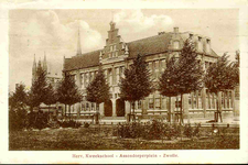 6347 PBKR0095 De Hervormde Kweekschool (gebouwd 1910) aan het Assendorperplein. Links op de achtergrond de ...