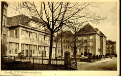 6398 PBKR1220 Het R.K. ziekenhuis aan de Blekerstraat. Helemaal links het oude gedeelte uit 1902 met bovenin een van de ...