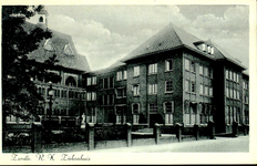 6402 PBKR1223 De uitbreiding van het RK Ziekenhuis aan de Blekerstraat uit 1930 met links de kapel en rechts het ...