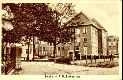 6405 PBKR1226 De uitbreiding van het R.K. Ziekenhuis uit 1930 aan de Blekerstraat met rechts het zusterhuis. Helemaal ...