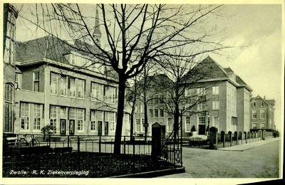 6408 PBKR1229 De uitbreiding uit 1930 van het R.K. Ziekenhuis aan de Blekerstraat, met rechts het zusterhuis. Achter de ...