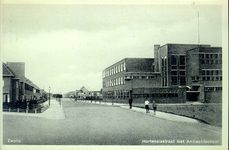 6421 PBKR1781 Hortensiastraat ca. 1935 met rechts de Ambachtsschool (Mimosastraat 1) die tussen 1932 en 1934 werd ...