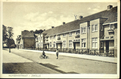 6422 PBKR1782 Onevenzijde van de Huygensstraat in 1930. De straat is net aangelegd. De woningen zijn nog nieuw. Op ...