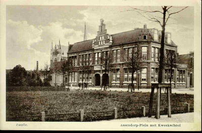 6528 PBKR0096 De Hervormde Kweekschool (gebouwd 1910) aan het Assendorperplein. Links op de achtergrond de ...