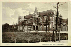 6528 PBKR0096 De Hervormde Kweekschool (gebouwd 1910) aan het Assendorperplein. Links op de achtergrond de ...