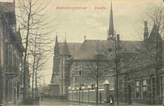 6549 PBKR0117 De Assendorperstraat met het Dominicanenklooster en -kerk. De linden werden in 1905 geplant en in 1936 ...