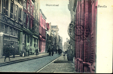 6596 PBKR0702 Zicht in de Diezerstraat in de richting van het provinciehuis, ca. 1900. Het pand rechts is van de ...