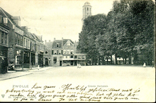 6626 PBKR1266 Grote Kerkplein, ca. 1900.Links: koper en blikslagerij van M. Troostwijk dan ingang Papenstraat. Op de ...
