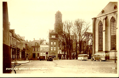 6633 PBKR1273 Achtergrond Hotel de Beurs (Grote Kerkplein 2), rechts autobus Zwolle - Staphorst - Meppel, ca. 1923, ...