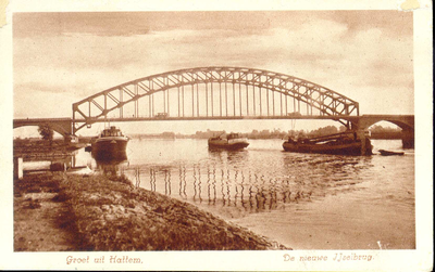 670 PBKR4253 Gezicht op de IJsselbrug met scheepvaart, ca. 1932. Links de Zwolse kant., 1932-00-00