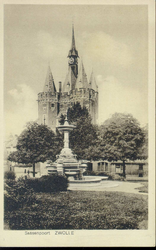 6726 PBKR2990 Het Van Nahuysplein met de fontein uit 1892, geschonken aan burgemeester Jhr. W.C.Th. van Nahuys in ...