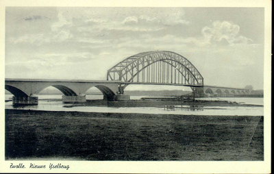 674 PBKR4257 Gezicht op de IJsselbrug vanaf de Zwolse kant, ca. 1933. Rechts onder de brug opschrift Byker Haarlem ., ...