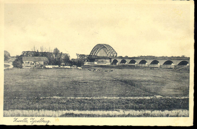 850 PBKR4264 De IJsselbrug gezien vanaf de Gelderse kant (Zalkerdijk), ca. 1935. Geheel links is het Katerveerhuis te ...