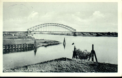 858 PBKR4272 Gezicht op de IJsselbrug vanaf de Zwolsekant bij het Katerveer, ca. 1935. Links op de voorgrond de ingang ...