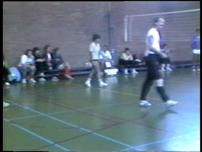 575 BB10806 Begin: volleybal-toernooi in de gymzaal van de M.E.A.O. aan de Noordenbergstraat.03:41 min: koersbal in de ...