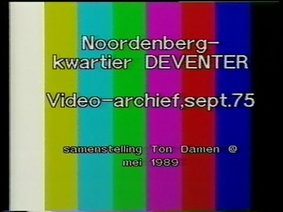582 BB10818 Uit het video-archief van 1975, samengesteld in mei 1989 door Ton Damen. Wim van Essen wandelt, samen met ...