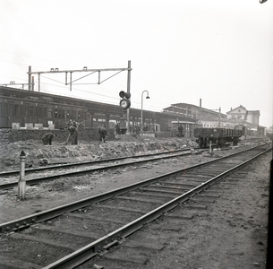 1687 Zwolle, op het station werd het perron Emmen-Zwolle afgebroken 29-01-1951.