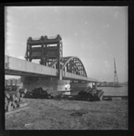 27 Opname van de opgeblazen IJsselbrug in Zwolle, 1945