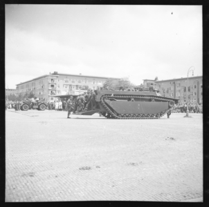 270 Amsterdam, Stadionplein Canadese pantserwagen., 1945