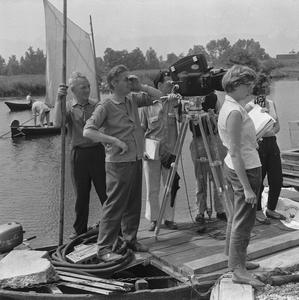44148 Opname tijdens het draaien van een scene van de film 'Fanfare' van Bert Haanstra in Giethoorn, 1958