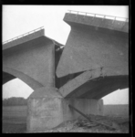47 Opname van de opgeblazen IJsselbrug in Zwolle, 1945