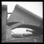 48 Opname van de opgeblazen IJsselbrug in Zwolle, 1945