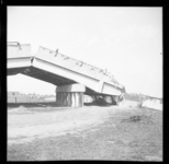 52 Opname van de opgeblazen IJsselbrug in Zwolle, 1945