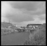 54 Opname van de opgeblazen IJsselbrug in Zwolle, 1945
